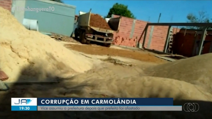 Máquinas da prefeitura de Carmolândia usadas em obras na casa do prefeito. 