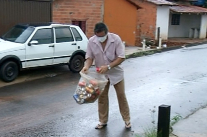 Idoso cata latinhas para sustentar a família. Foto: Reprodução TV Anhanguera