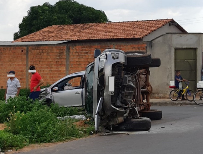 Carro capotou em cruzamento de Araguaína.