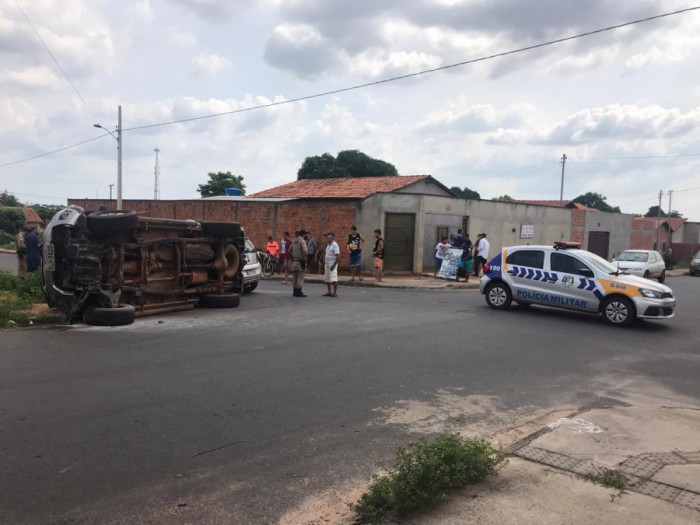 Caminhonete capotou após colidir em carro de passeio.