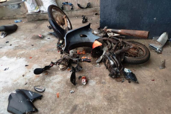 Moto do cantor ficou totalmente destruída. Foto: Divulgação