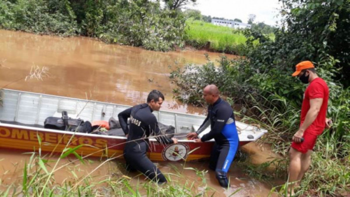 Homens do Corpo de Bombeiros fazem buscas no Rio Lontra 