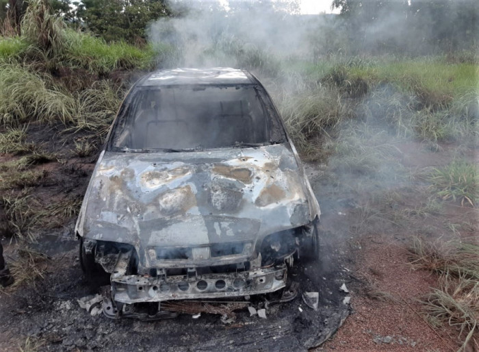 Veículo ficou totalmente destruído. 
