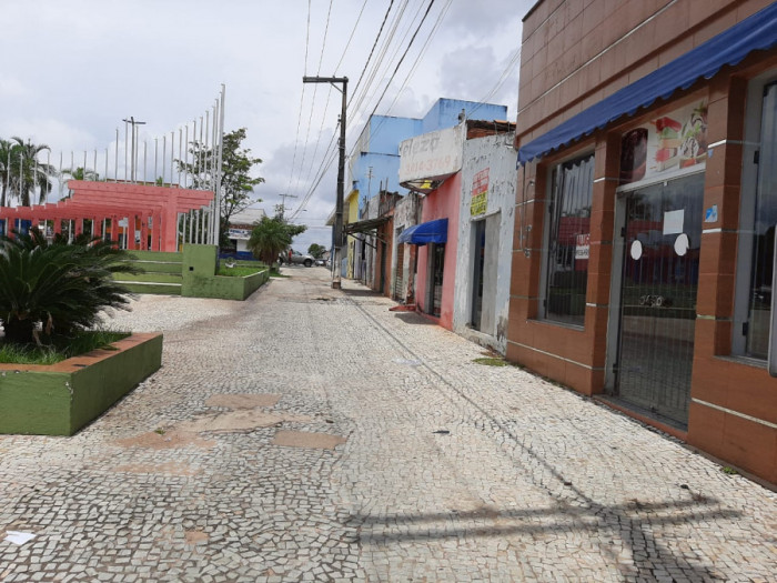 Vereador Ygor Cortez solicita reabertura de rua que "morre" na praça