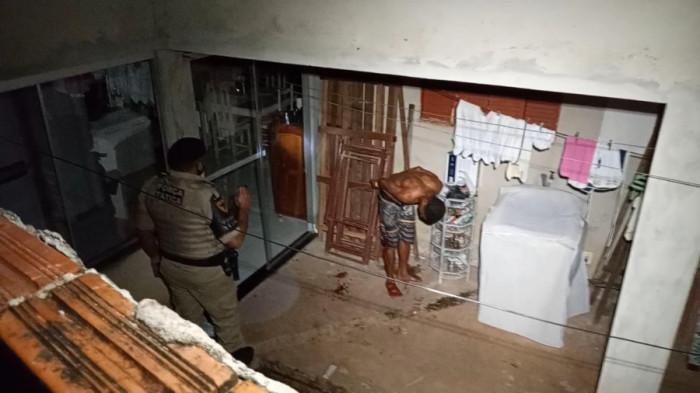 Suspeito foi preso após cair no quintal de uma residência. Foto: AN