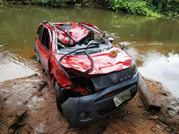 Veículo teria capotado antes de cair na água com as três vítimas. Foto: Divulgação Bombeiros