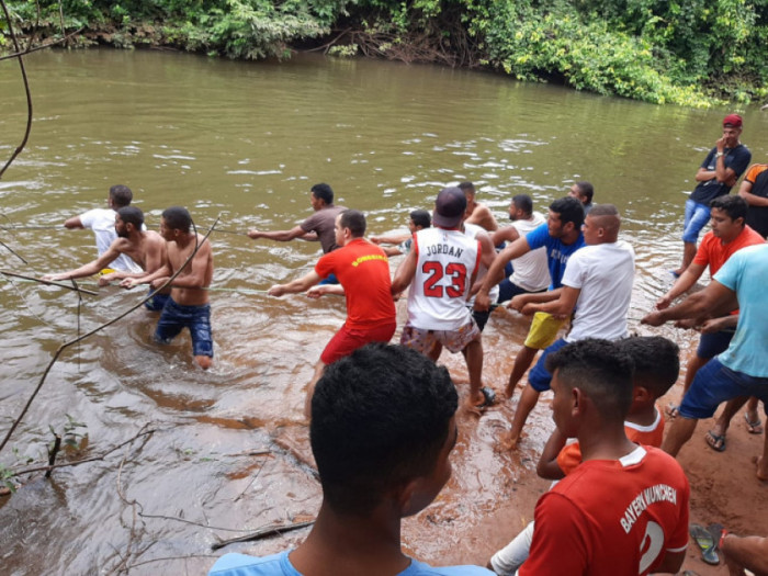 Moradores ajudaram os Bombeiros a retirar o carro do rio. Foto: Divulgação