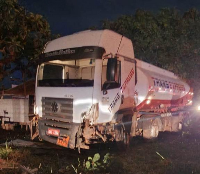 Carro colidiu em um caminhão de transporte de combustível. Foto: Divulgação
