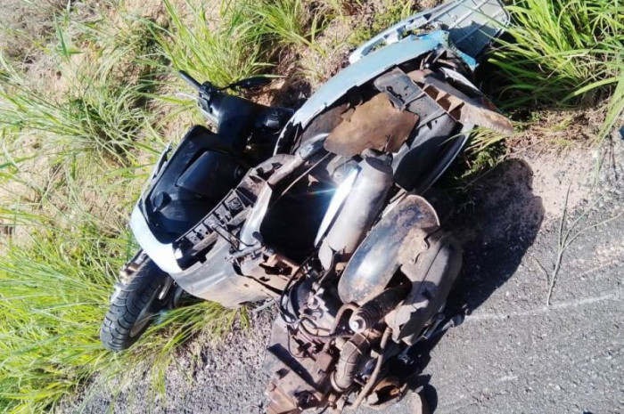 Motocicleta conduzida pela adolescente ficou destruída. Foto: Divulgação
