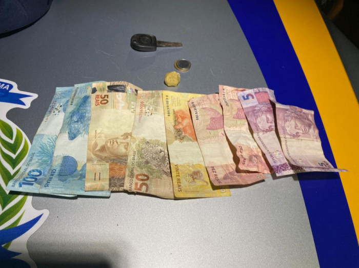 Pedra de crack e dinheiro encontrados com o suspeito. Foto: AN