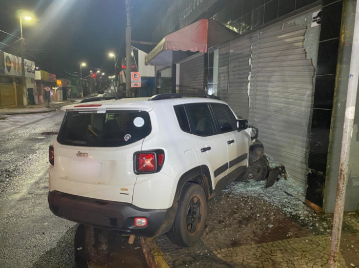  Jeep Renegade parou ao colidir na vidraça de uma loja. Foto: AN