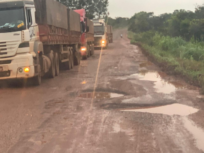 Centenas de caminhões passam diariamente pela rodovia 