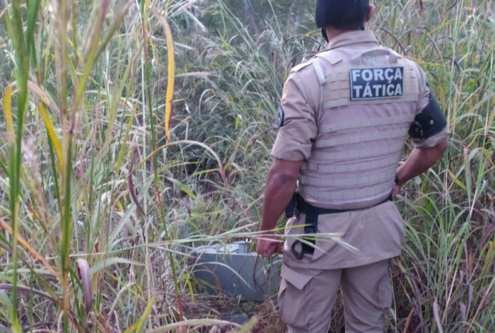 Cofre foi abandonado em uma região de mata no Daiara. Foto: AN