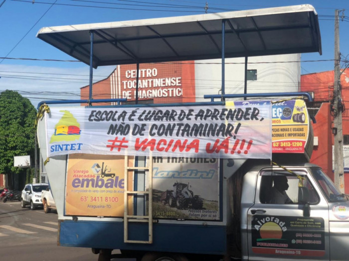Faixa de protesto durante visita do ministro da Educação 