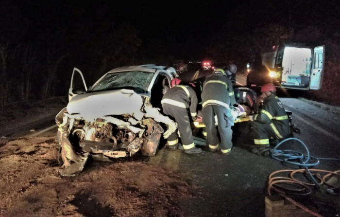 Nas proximidades de Paraíso, na TO-080, carros de passeio se chocam e vítimas são levadas para o hospital. Foto: Divulgação/CBMTO