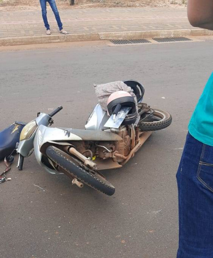 Moto das vítimas foi parar no meio da via. Foto: Divulgação