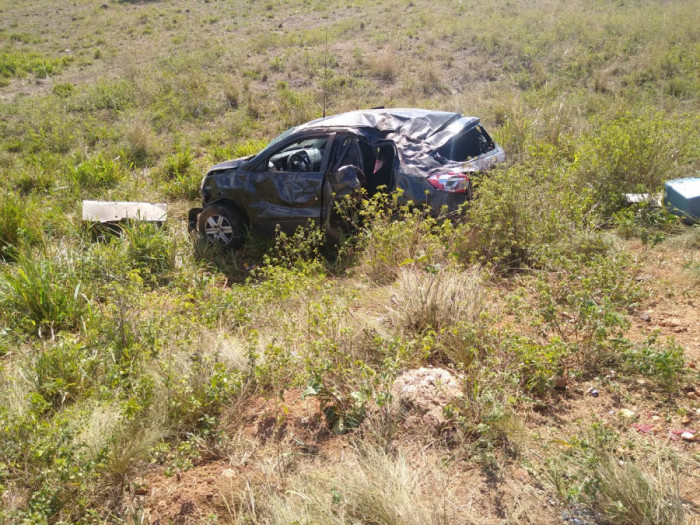 Carro capotou várias vezes e foi parar no meio do pasto. Foto: Divulgação