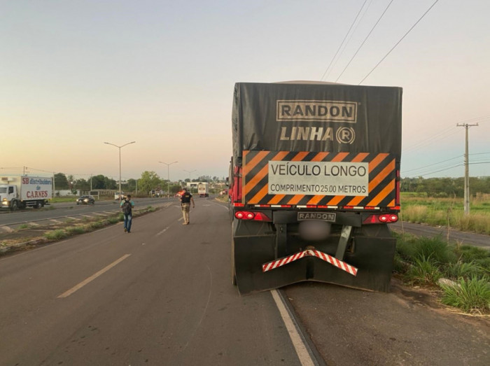 Moto colidiu na traseira da carreta. Foto: Araguaína Notícias