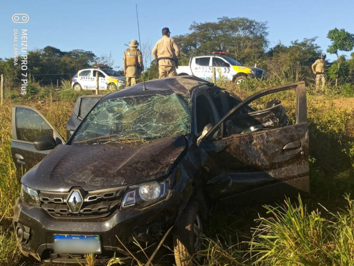 Carro ficou destruído após série de capotamento. 