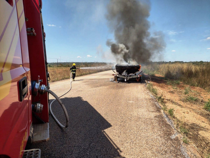 Bombeiros combatem chama em lancha que estava a caminho de Araguaína. Foto: Divulgação/Bombeiros