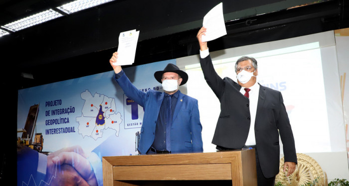 Governador Mauro Carlesse e Flávio Dino durante assinatura do acordo