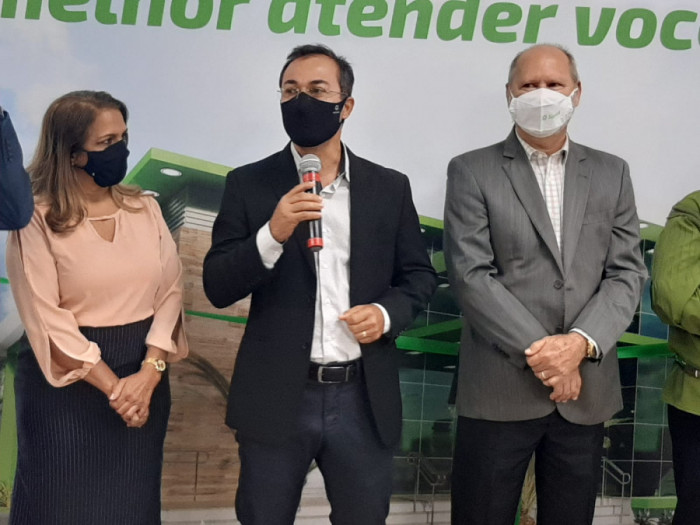 Prefeito Wagner Rodrigues durante inauguração da agência do Sicred