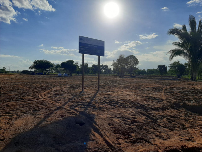 Máquinas fazem limpeza do terreno para construção do Lago Center Shopping