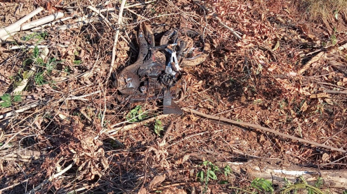 Motocicleta ficou destruída, inclusive teve a roda dianteira arrancada. Foto: Divulgação