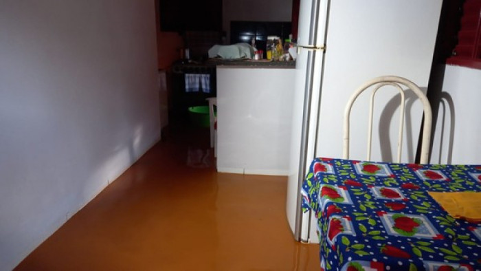 Casa no setor Neblina atingida por lamaçal depois da chuva em Araguaína. Foto: Túlio Alves/TV Anhanguera