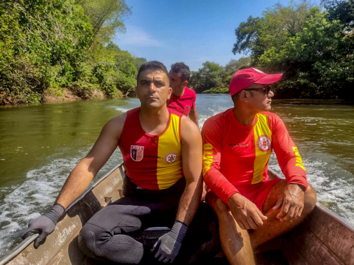 Bombeiros militares nas buscas superficiais pelo corpo do adolescente no Rio Ponte Alta