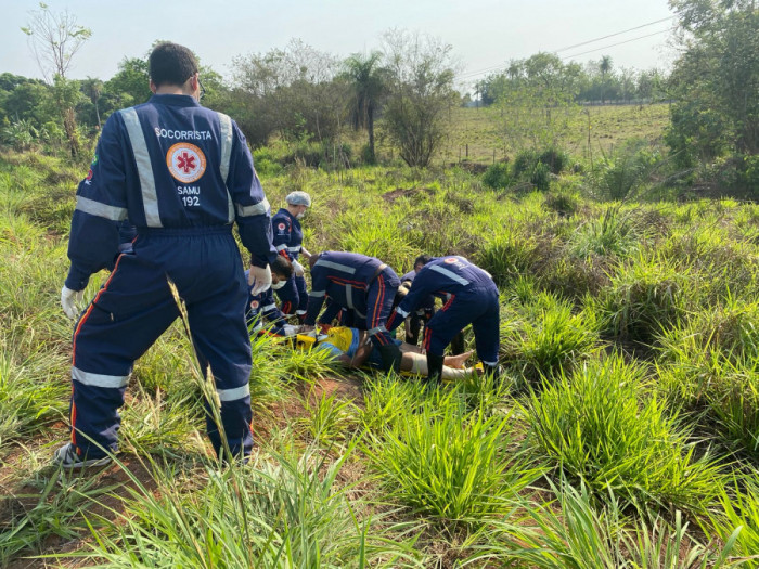Socorristas do Samu prestam atendimento ao jovem. Foto: AN