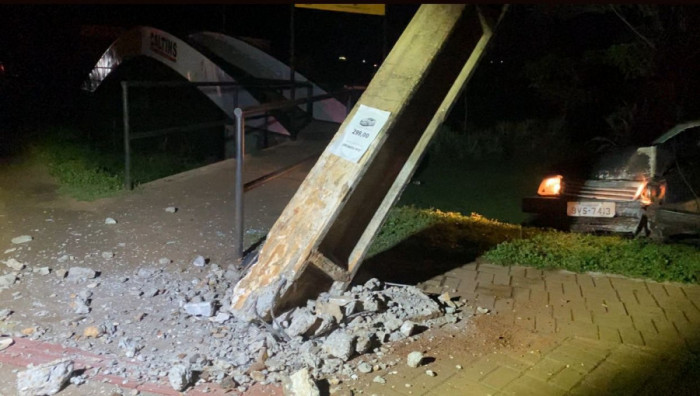 Base do poste foi destruída com o impacto da batida.