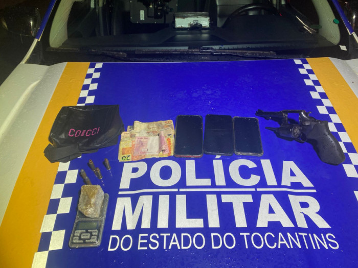 Arma, munição, drogas, celulares e objetos apreendidos. Foto: AN