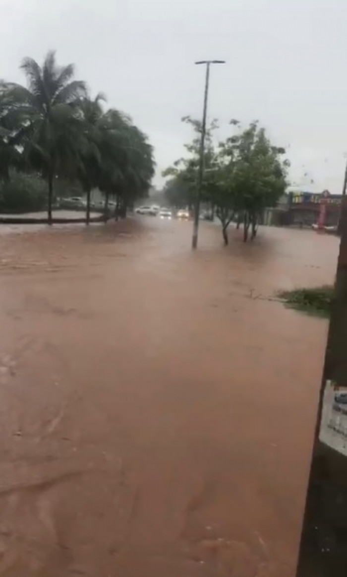 Chuva forte faz córrego Neblina transbordar. Foto: Divulgação
