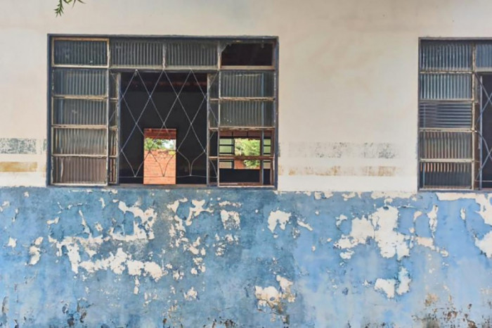 Janelas estão quebradas.