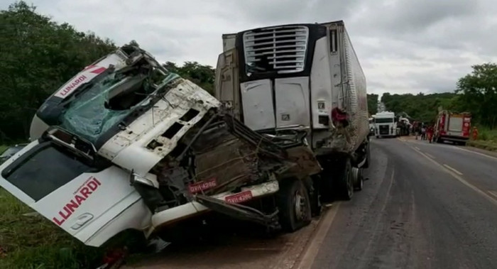 Acidente entre caminhão e dois carros deixa duas pessoas mortas na BR-153,  em Erechim, Rio Grande do Sul