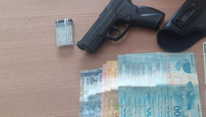 Dinheiro, simulacro de arma de fogo e objetos apreendidos pela polícia. Foto: Divulgação/Ascom 2º BPM