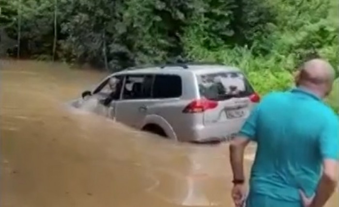 Carro foi puxado por um trator na zona rural de Peixe. Foto: Reprodução