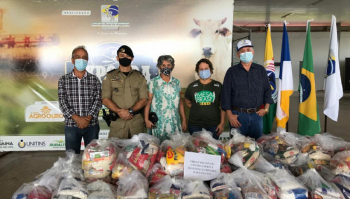 2º BPM, Sindicato Rural e instituições que realizam ações de caridade, realizam entrega de alimentos à comunidade em Araguaína.