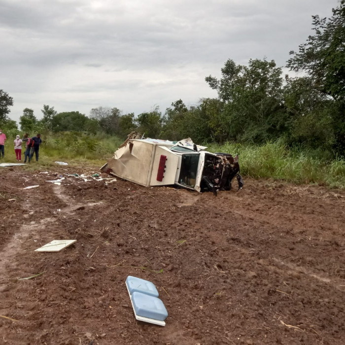 Ambulância saiu da pista e ficou destruída. 