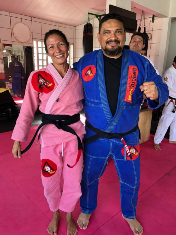 Jaciara ao lado Arildo Andrade, mestre de jiu-jitsu, durante a solenidade de graduação da faixa preta. Foto: Marcos Sandes/Ascom