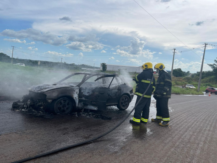 Corpo de Bombeiros controla chamas no veículo. Foto: AN