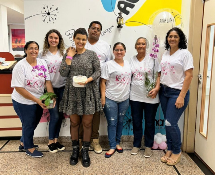Priscila comemorou o momento e foi surpreendida com a presença da sua família, no Hospital de Amor em Barretos (SP)