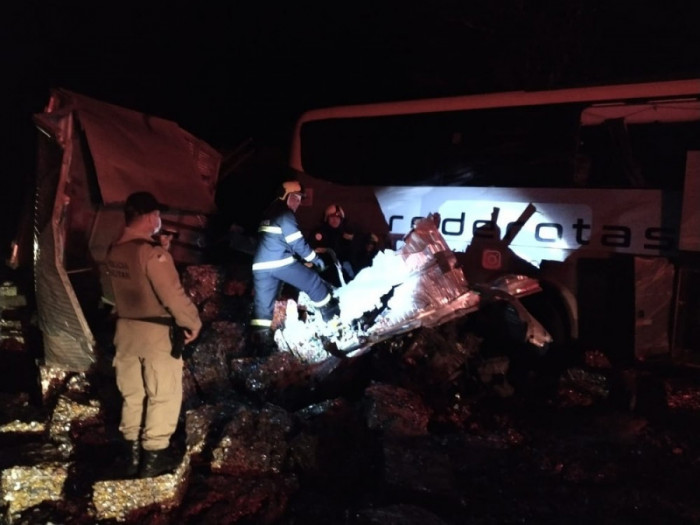 Acidente ocorreu na madrugada desta segunda-feira, 28. Foto: Divulgação/Bombeiros