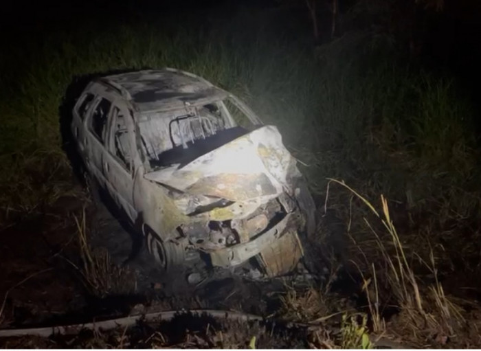 Carro saiu da pista e foi destruído pelas chamas 