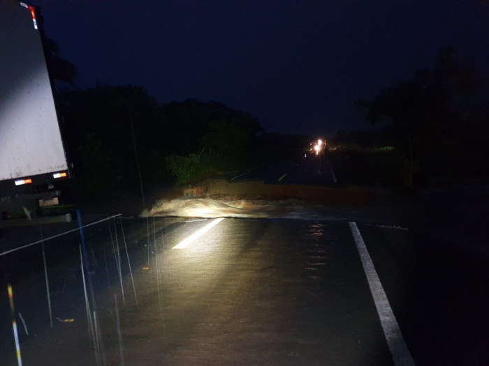 Uma cratera se abriu e a pista partiu de uma margem a outra. 