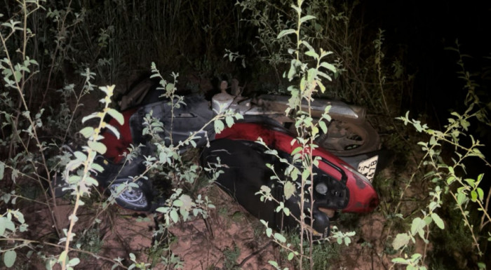 Motocicleta modelo Honda Biz foi abandonada caída ao chão. Foto: AN