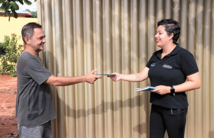 Visitas estão sendo realizadas e panfletos distribuídos com detalhes do Projeto Águas de Araguaína e recomendações de segurança durante o período de execução das obras. Foto: Marcos Sandes/Ascom