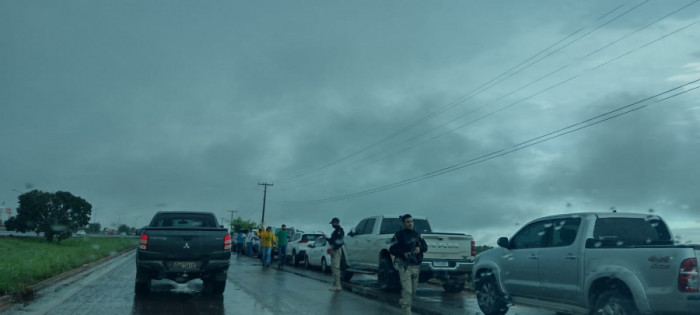 Fila de carros nas mediações do aeroporto de Araguaína. Foto: Fernando Almeida