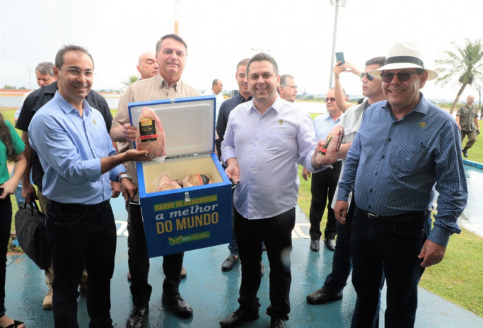 Momento no qual Tiago Dimas entrega caixa com carnes de Araguaína ao presidente da República. Foto: Divulgação